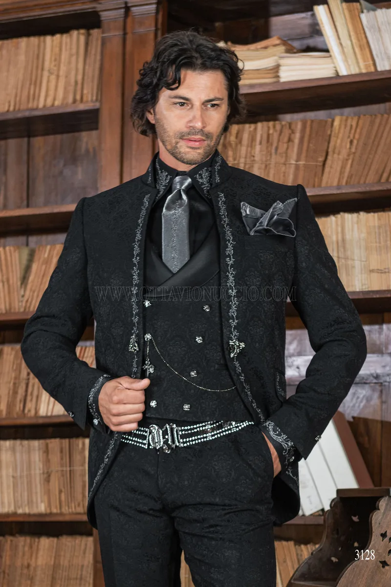 Traje de novio gótico adamascado negro con cuello mao y bordado plata 1