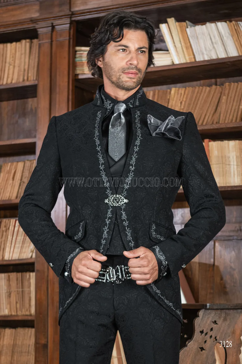 Traje de novio gótico adamascado negro con cuello mao y bordado plata 2