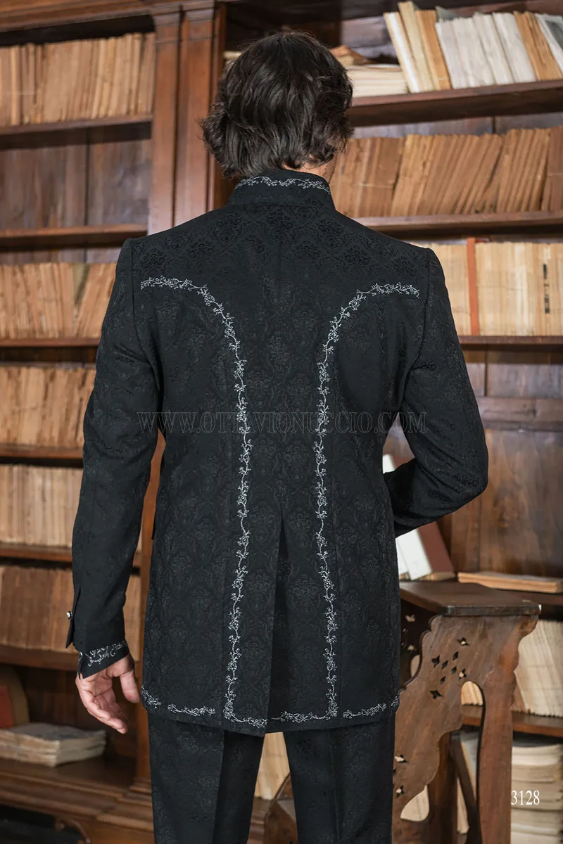 Traje de novio gótico adamascado negro con cuello mao y bordado plata 3
