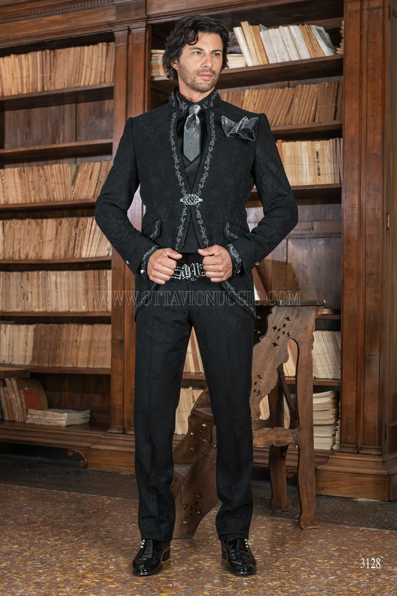 Traje de novio gótico adamascado negro con cuello mao y bordado plata 5