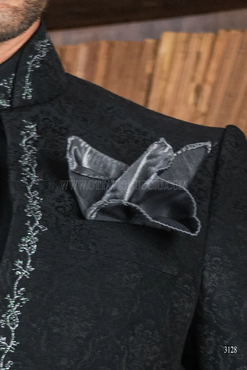 Traje de novio gótico adamascado negro con cuello mao y bordado plata 8