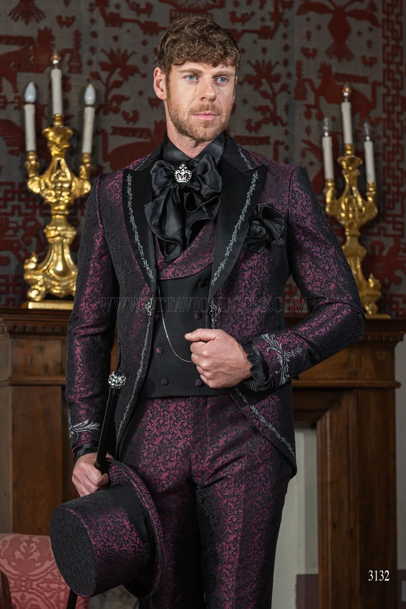 Traje de novio gótico adamascado ciruela bordado plata 1