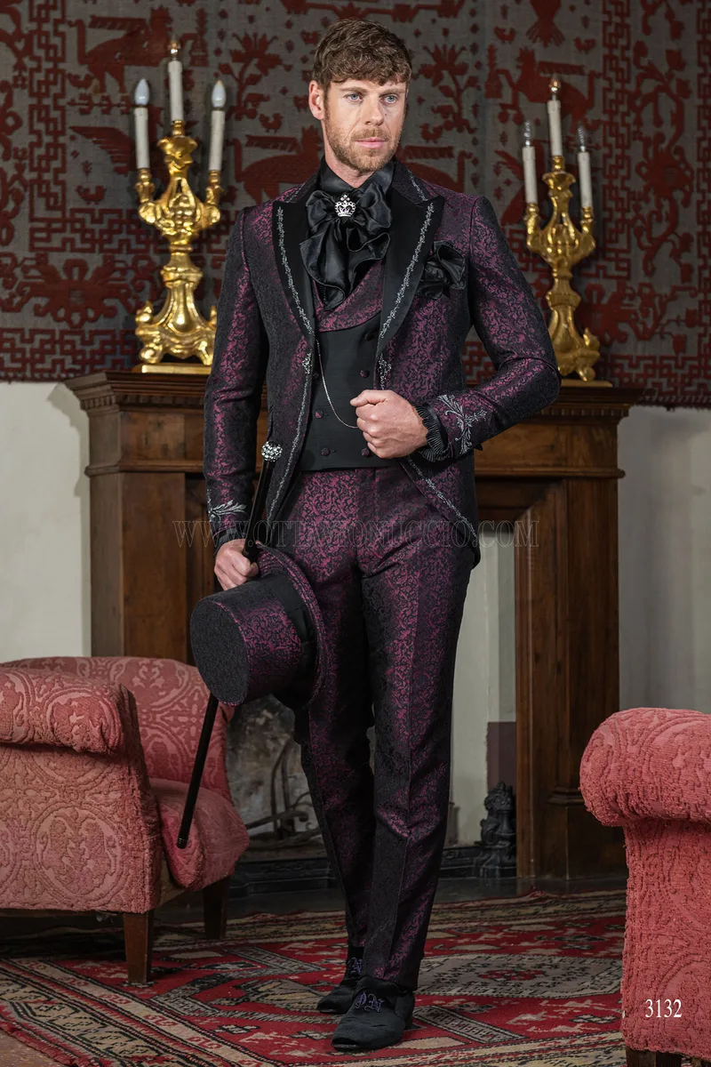 Traje de novio gótico adamascado ciruela bordado plata 4