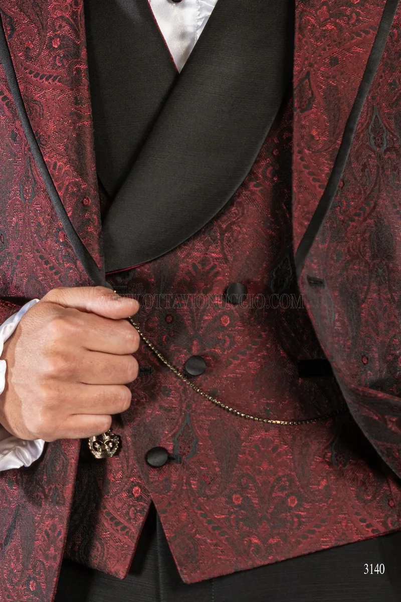 Gilet asimmetrico doppiopetto sciallato in tessuto damascato bordeaux