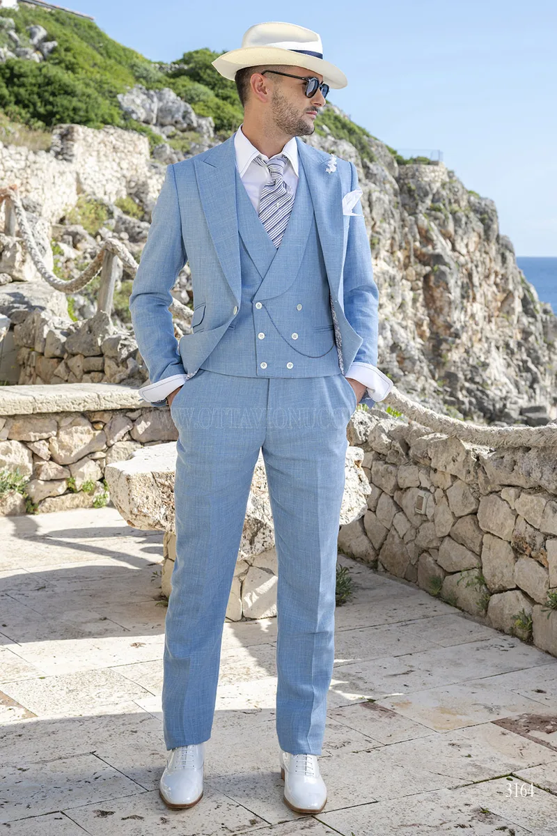 Sommerlicher dreiteiliger Hochzeitsanzug aus hellblauer Leinenmischung – Ganzkörperansicht