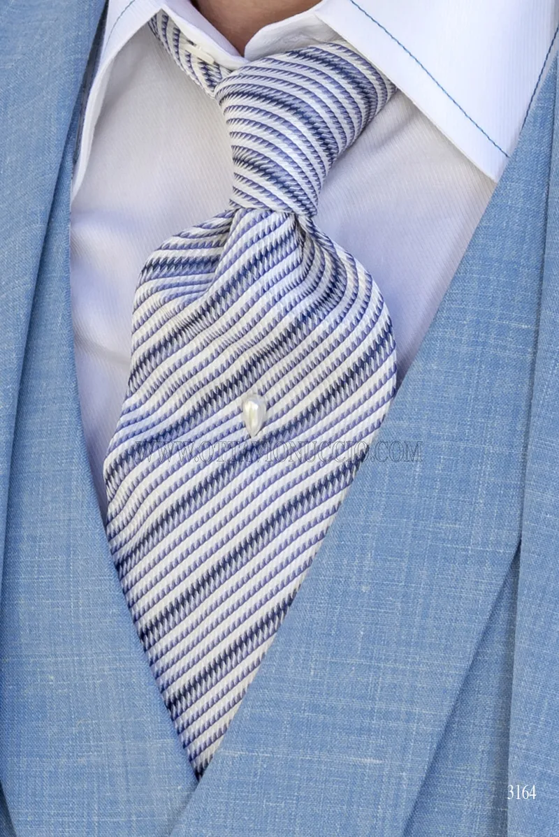 Cravatta in seta jacquard a righe regimental blu