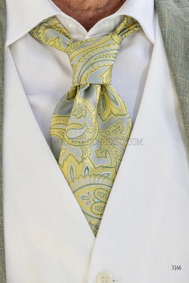 Cravatta in seta jacquard con disegno cashmere verde