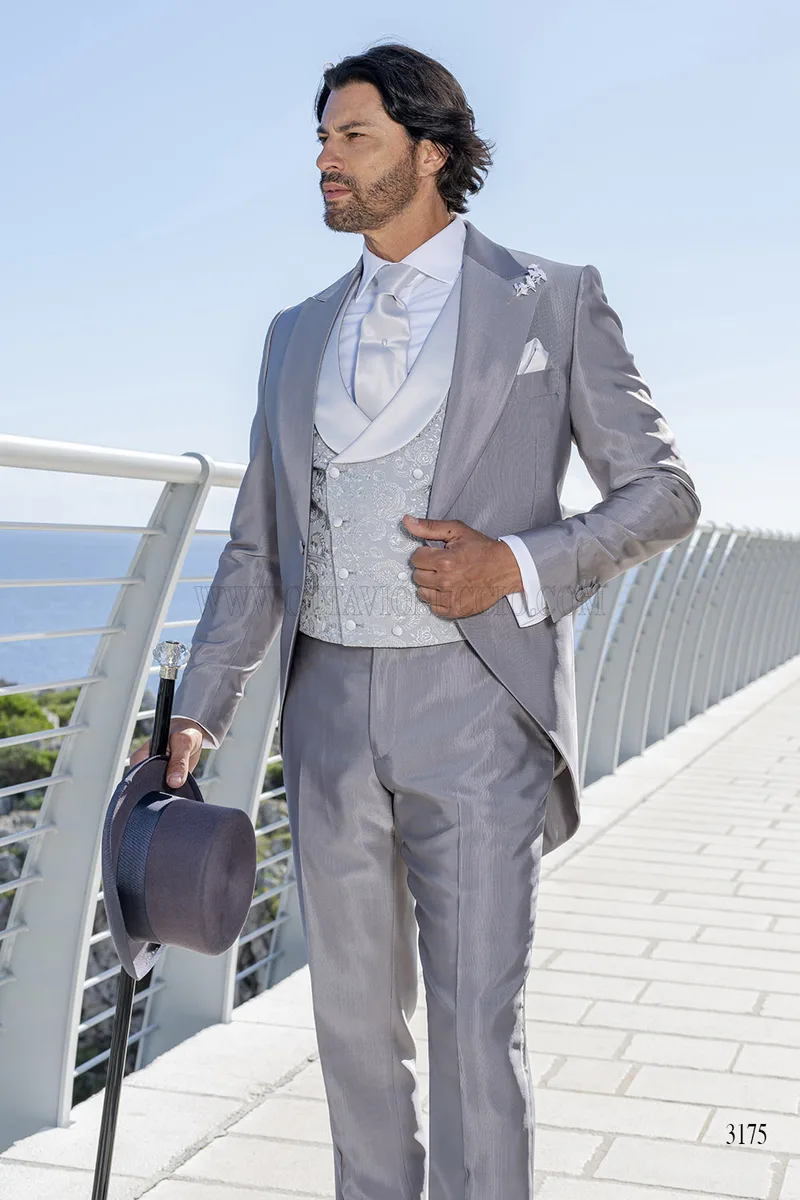 Abito da Sposo Grigio Perla con Gilet Ricamato – Figura intera