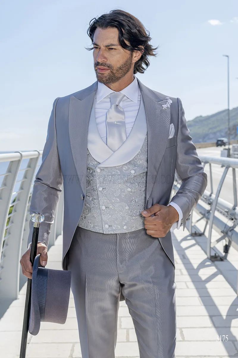 Abito da Sposo Grigio Perla con Gilet Ricamato – Piano americano