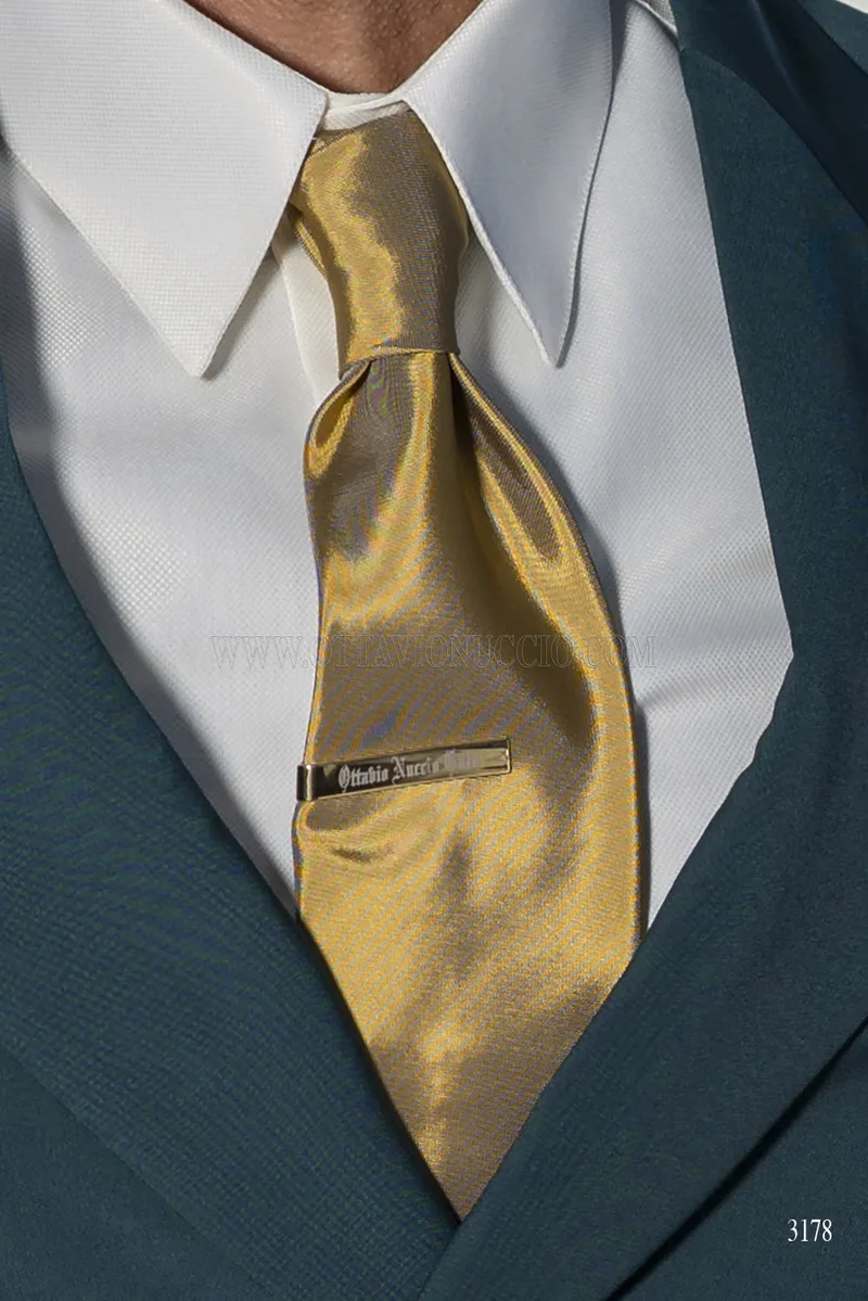 Cravatta e fazzoletto color giallo oro