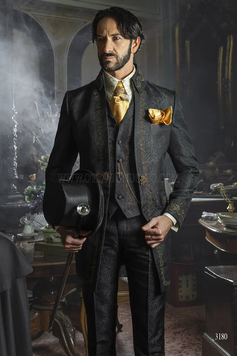 Redingote Aristocratica in Jacquard Nero con Ricami Oro Antico – Piano americano