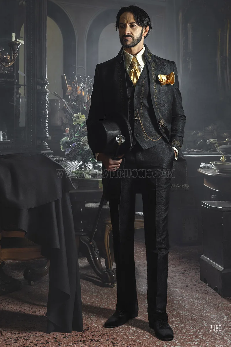 Redingote Aristocratica in Jacquard Nero con Ricami Oro Antico – Figura intera