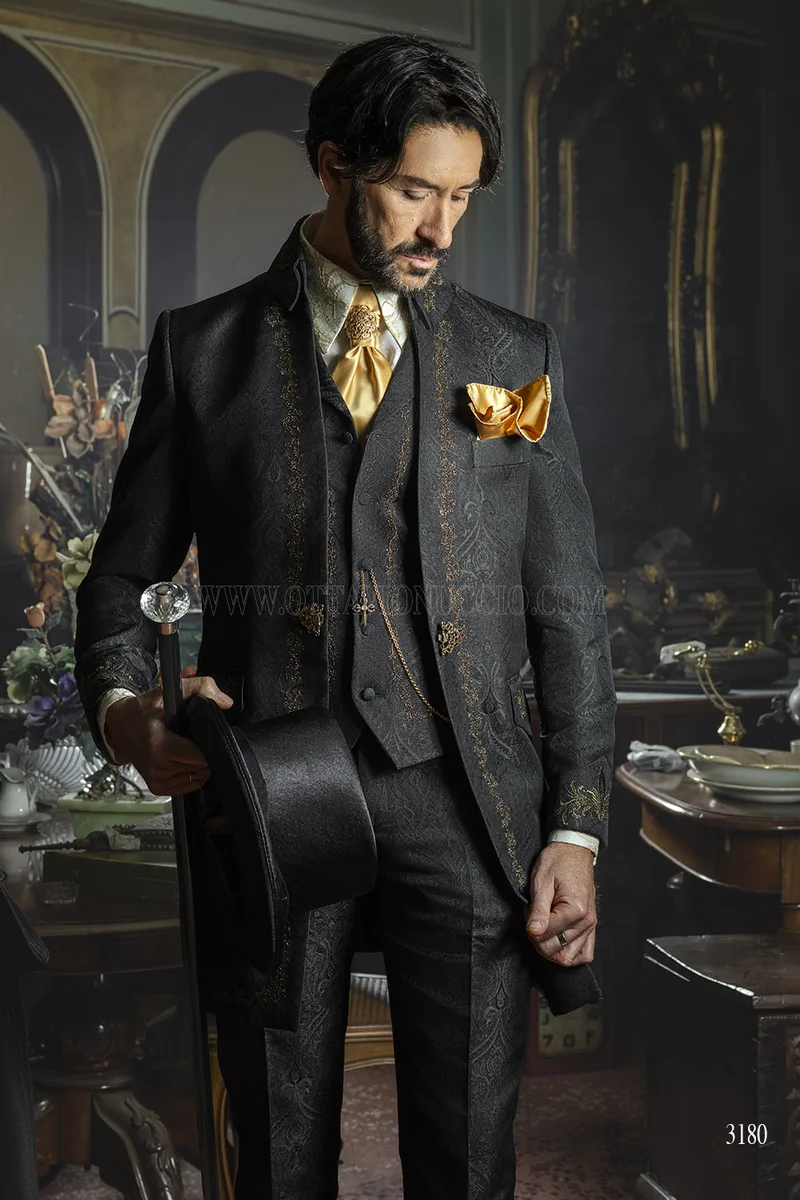 Redingote Aristocratica in Jacquard Nero con Ricami Oro Antico – Piano americano