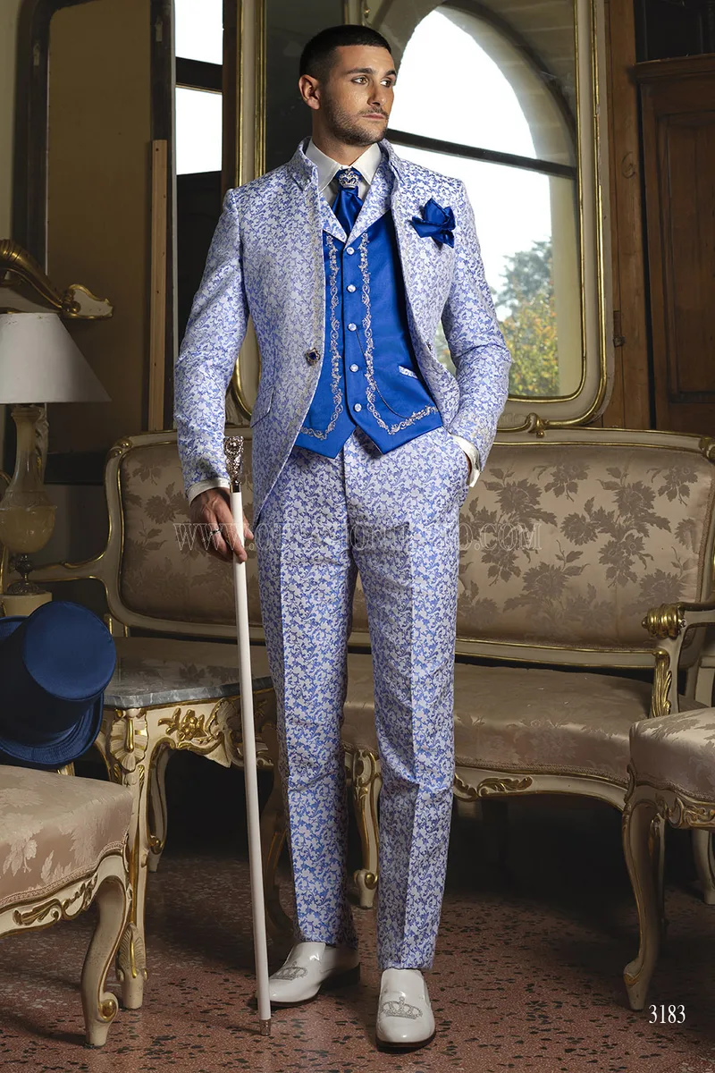 Redingote de Cérémonie Blanche et Bleue avec Broderies Argent – Vue en pied