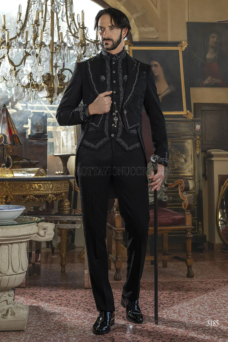 Frac Nero Ricamato - Eleganza Gotica Sartoriale Made in Italy – Figura intera