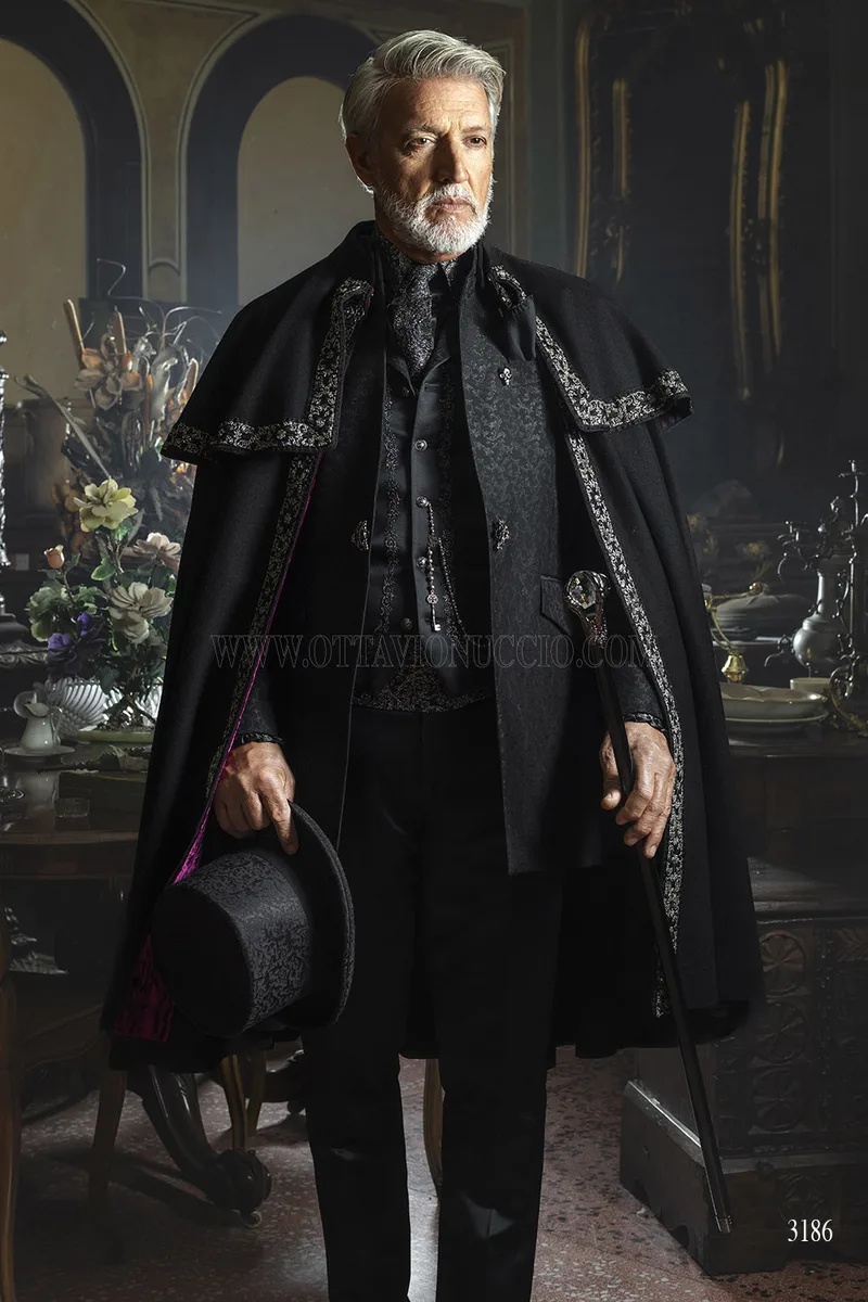 Redingote Damascata Nera – Stile Gotico Aristocratico – Piano americano