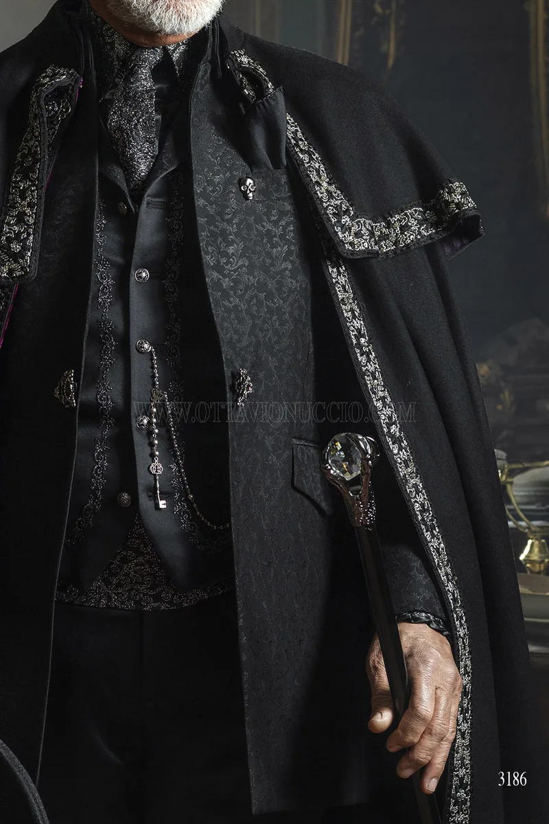 Redingote Damascata Nera – Stile Gotico Aristocratico – Piano medio