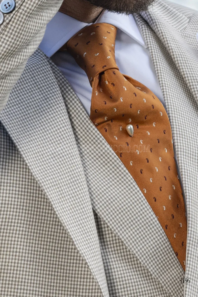 Cravatta in seta jacquard marrone con piccoli disegni cashmere