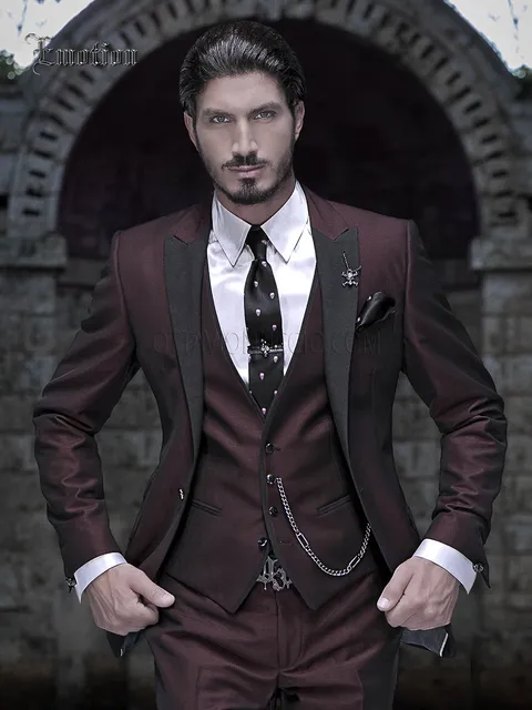 Abito sposo bordeaux con rever nero e gilet a tono