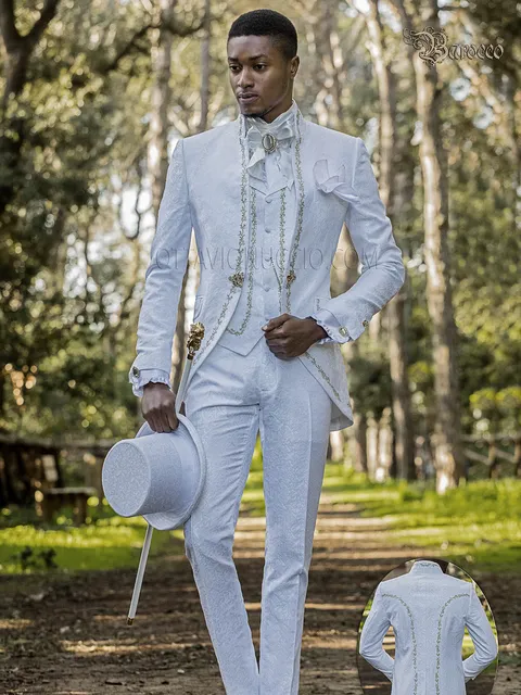 Mandarin collar suit in white damask with gold embroidery for the groom