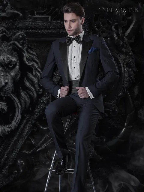 Blue groom tuxedo for a modern wedding | Gala suit