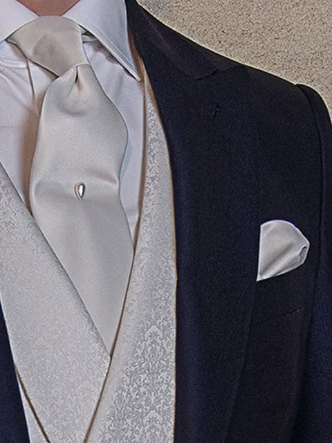 Tie and handkerchief in grey satin
