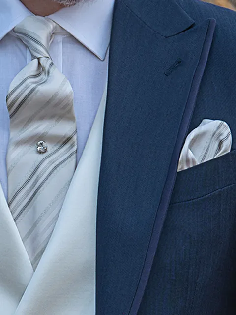 Tie and handkerchief in ivory silk with lurex stripes