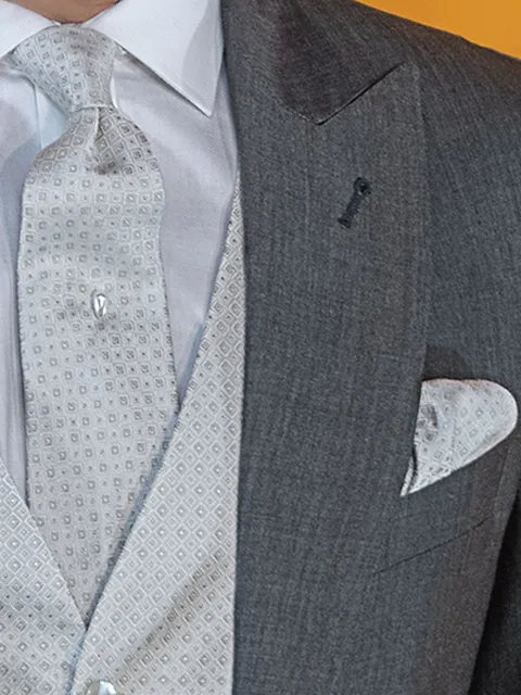 Tie and handkerchief in pearl grey silk with tonal micro-patterns