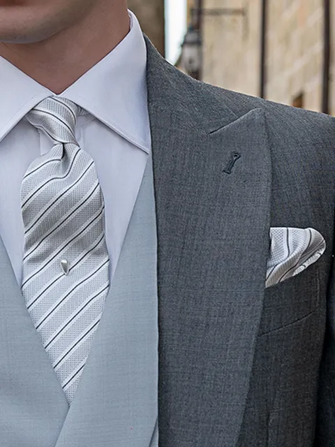 Tie and handkerchief in jacquard silk with grey stripes on white background