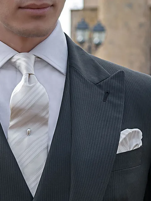 Tie and handkerchief in ivory silk with lurex stripes