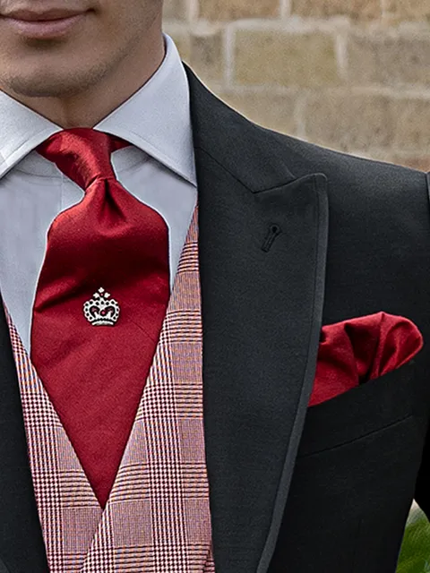 Tie and handkerchief in red silk shantung