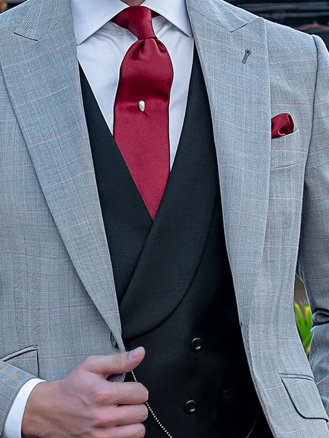Double-breasted waistcoat in black wool with mother-of-pearl buttons