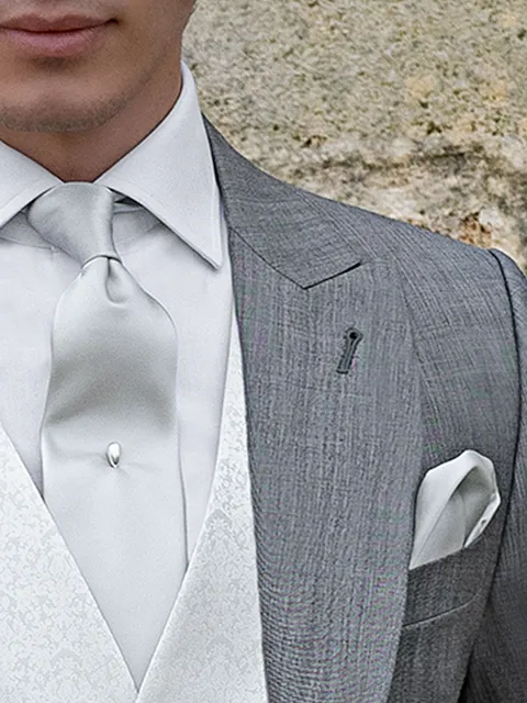 Tie in very light grey satin