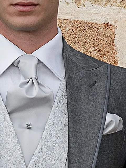 Self-tie cravat and handkerchief in pearl grey satin