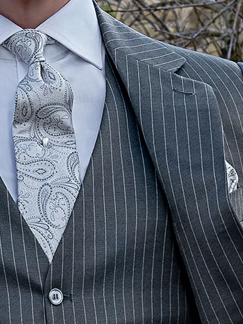 Tie and Handkerchief in pearl grey paisley silk