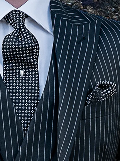 Tie and handkerchief in black silk with grey micro-pattern design