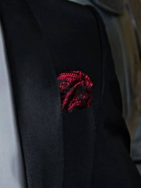 Handkerchief in silk with black and red paisley print