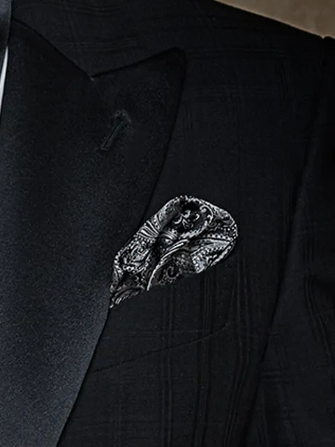 Handkerchief in black and white paisley silk