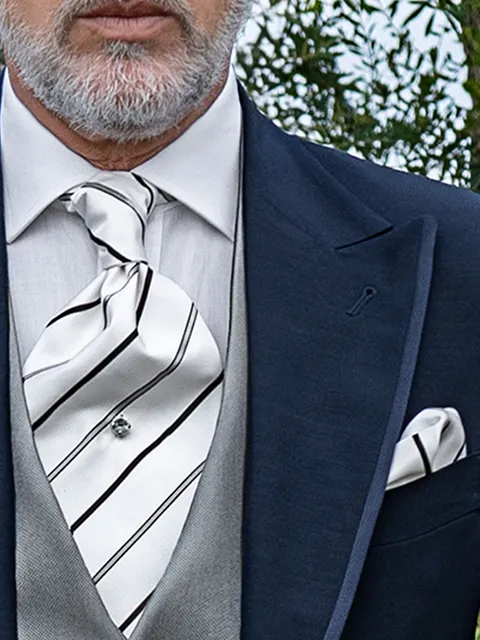 Self-tie cravat and handkerchief in striped silk