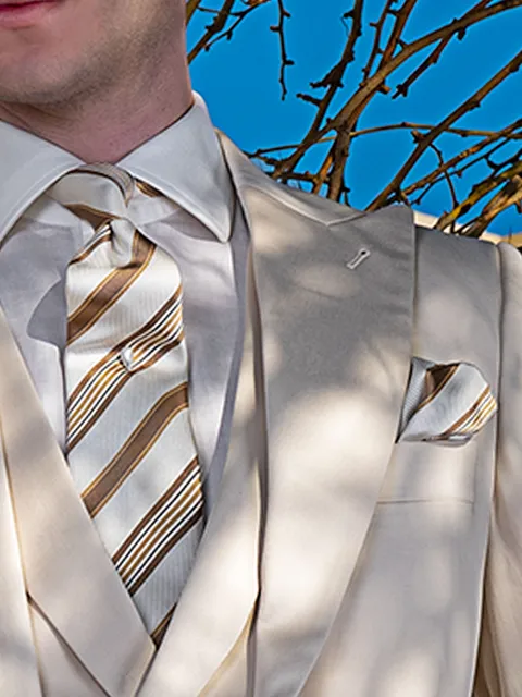 Tie and handkerchief in jacquard silk with ochre stripes on a white background