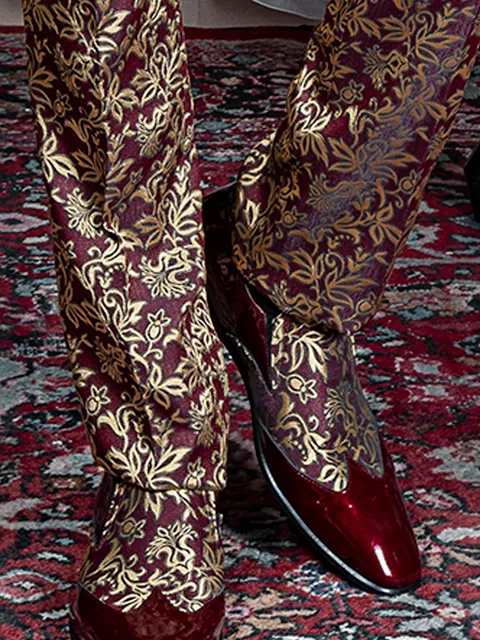 Two-tone shoe in red patent leather with gold and red brocade insert