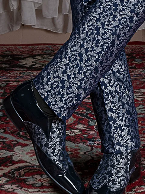 Two-tone shoe in blue patent leather with blue and silver insert