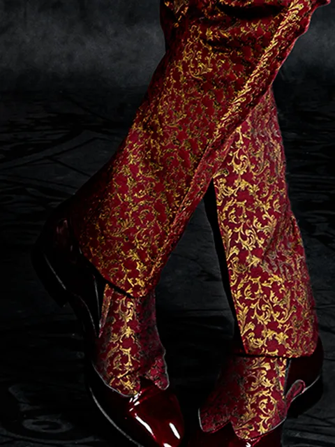 Two-tone shoe in red patent leather with red and gold brocade insert