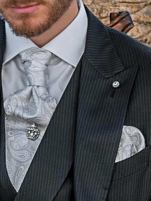 Cravat and Handkerchief in pearl grey paisley silk