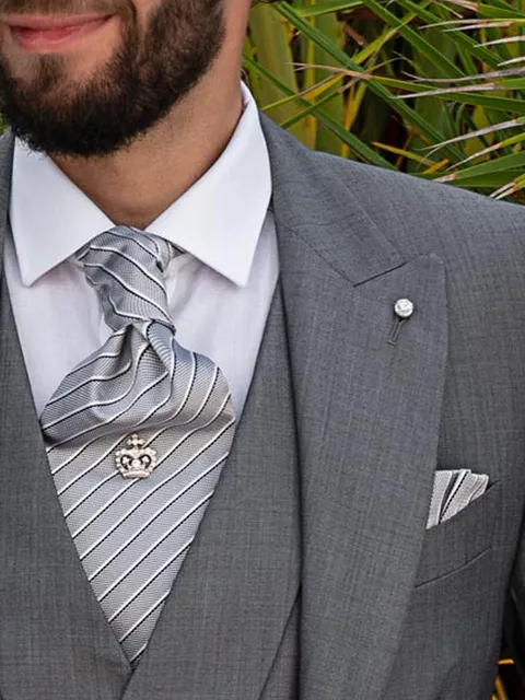 Cravat and handkerchief in grey regimental silk