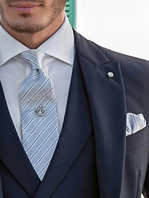 Tie and handkerchief in jacquard silk with royal blue stripes on white background