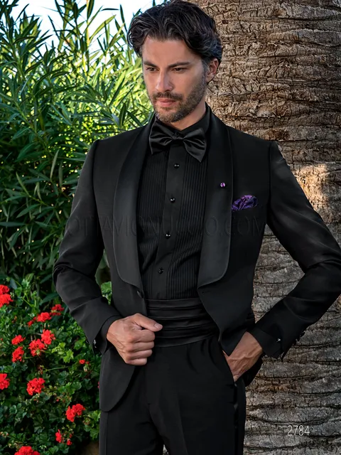 Elegant black shawl lapel tuxedo for a total-black style