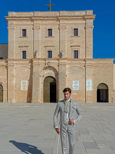 Abito cerimonia collo Napoleone tessuto broccato grigio perla