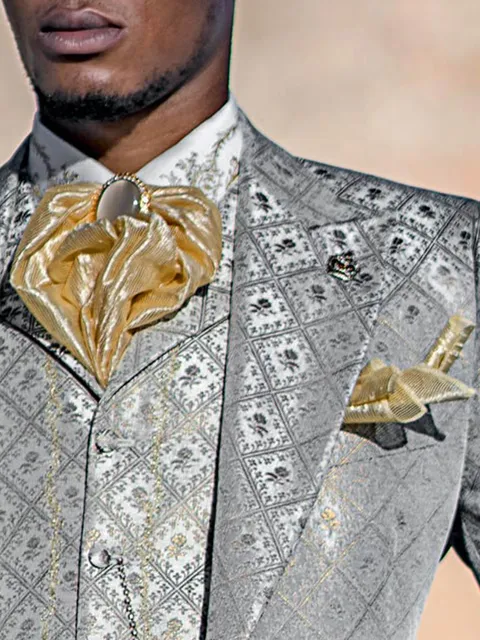 Knotted ascot tie in beige lace