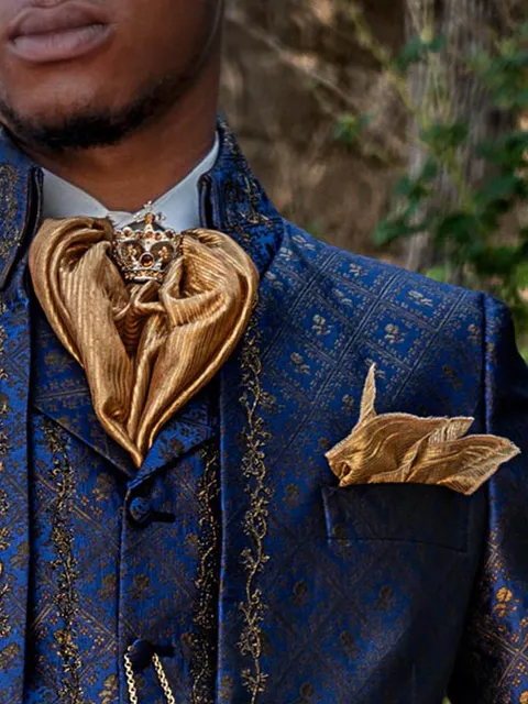 Knotted ascot tie in gold lace